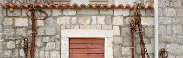 Comment isoler une porte de service ?